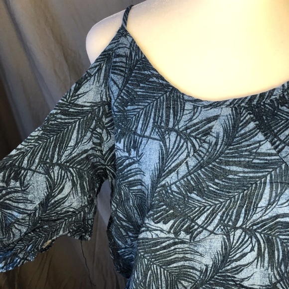 Off the shoulder top! So cute! - Picture 2 of 4